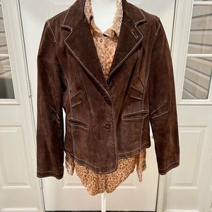 Chocolate Suede Fitted Wilson’s leather jacket. Size is an X-LARGE